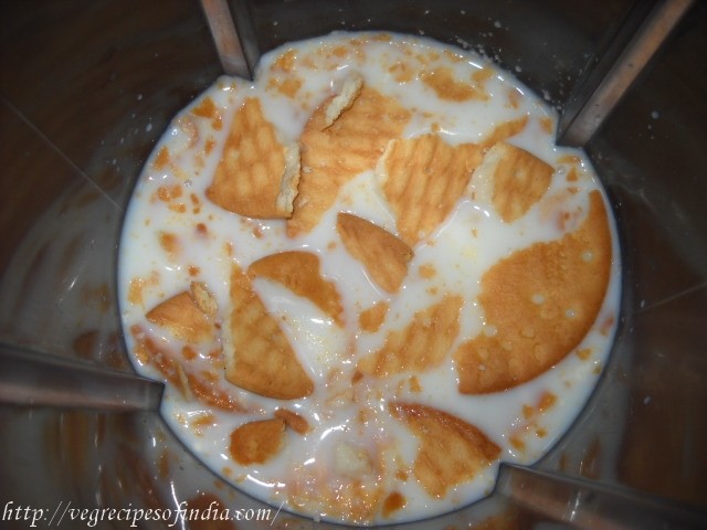 crushed-marie-biscuits-with-milk crushed-marie-biscuits-with-milk