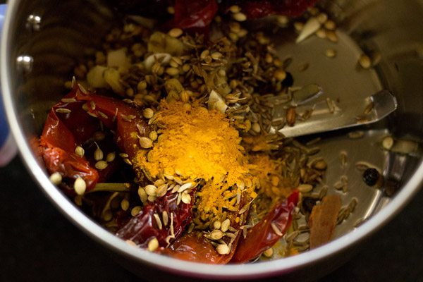 ingredients of vindaloo masala paste added to grinder jar. 