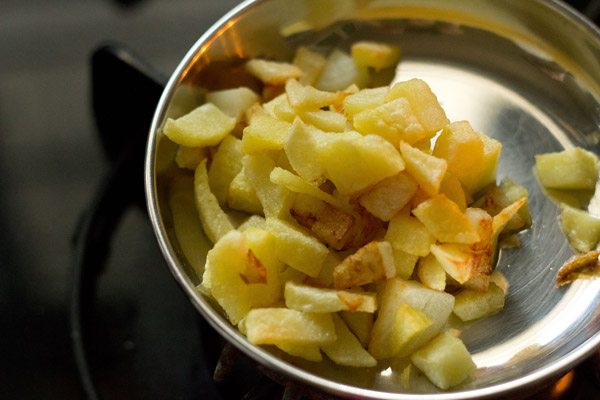 fried potatoes kept on a plate. 