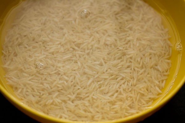 soaking rice in enough water for 30 minutes. 