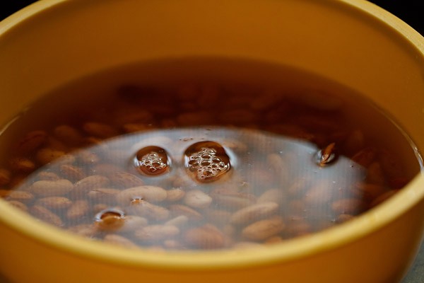 soaking kidney beans in water. 