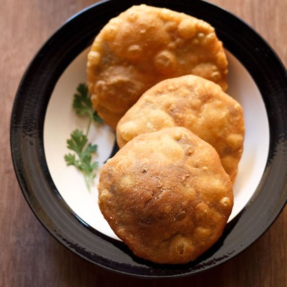 matar kachori in a shallow plate.