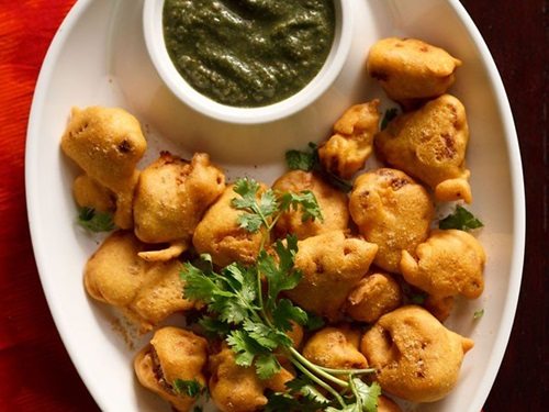 gobi pakora in a platter.