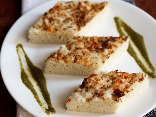 khatta dhokla in a plate.