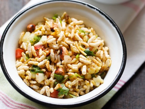 jhal muri in a bowl.