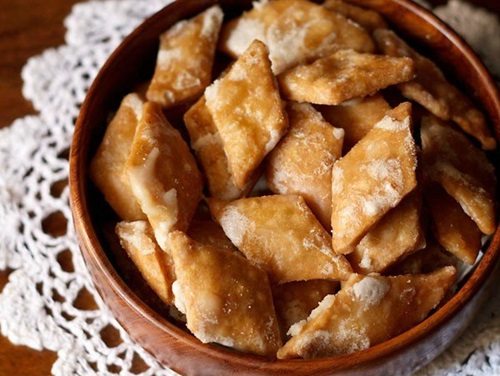 shakkarpara served in a wooden bowl.