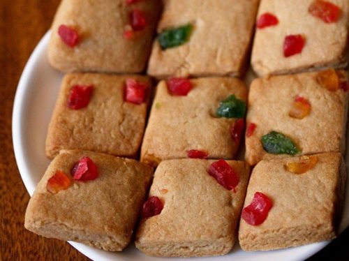 eggless tutti frutti cookies on a plate.