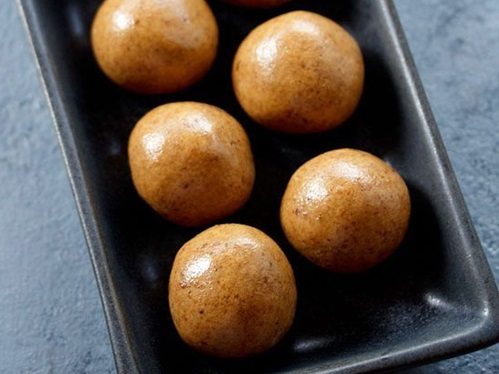 sattu ke ladoo on a black tray.