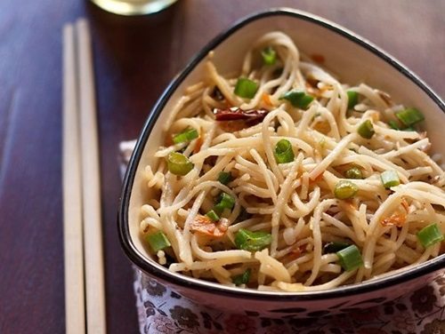 hakka noodles in a triangular bowl.