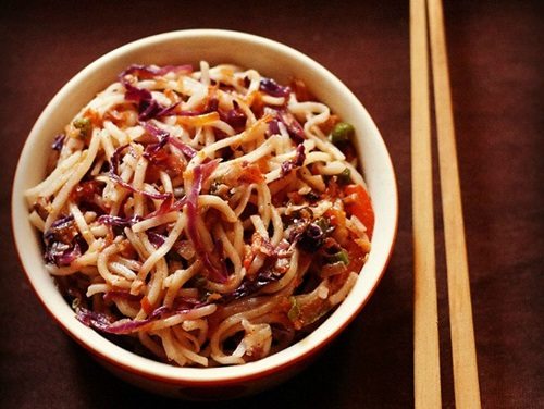 veg chowmein in a bowl.