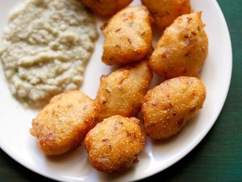 punugulu with chutney on a plate.