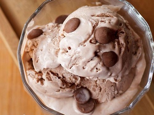 chocolate chip ice cream in glass bowl.