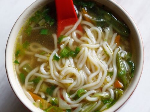 https://www.vegrecipesofindia.com/wp-content/uploads/2017/11/noodle-soup-recipe-1-500x375.jpg