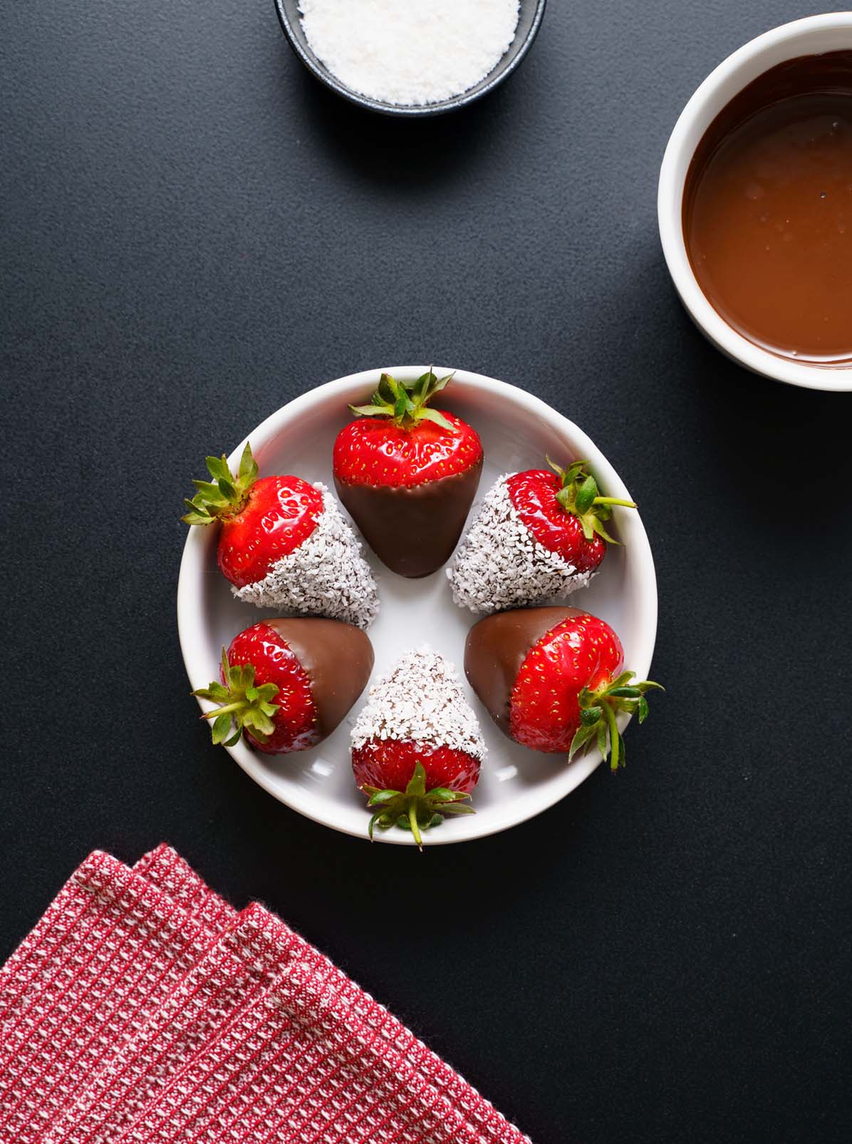 https://www.vegrecipesofindia.com/wp-content/uploads/2021/07/chocolate-covered-strawberries-2.jpg