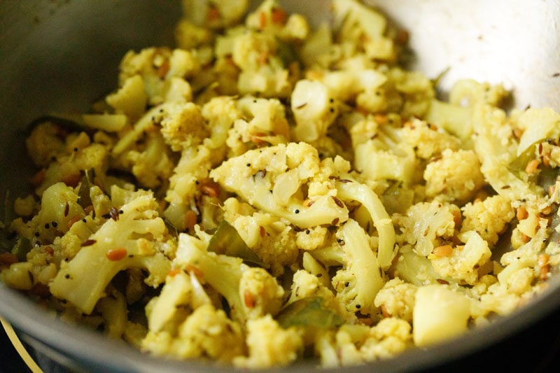 cooked cauliflower poriyal in pan.