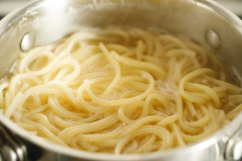 cooked spaghetti inside pan.