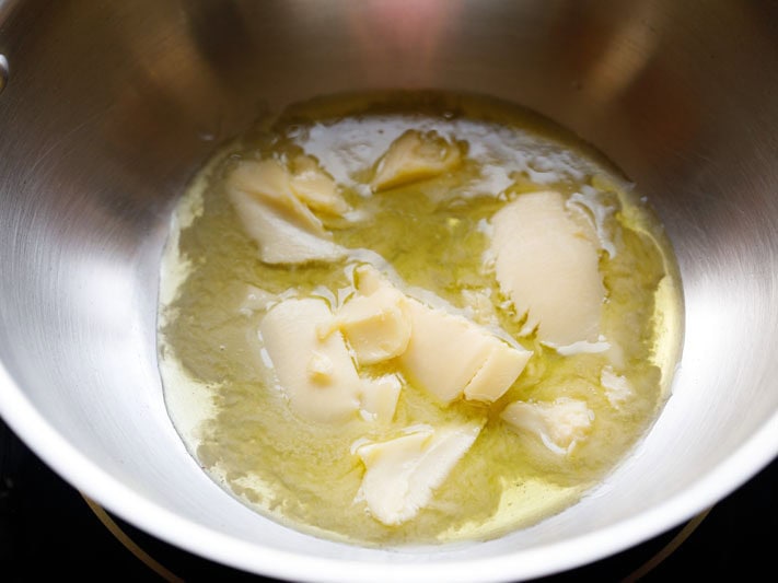 butter and olive oil added in a pan.