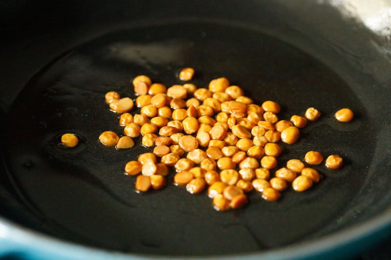 roasted golden chana dal in skillet.