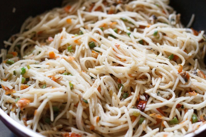 stir-fried vegetable hakka noodles in pan.